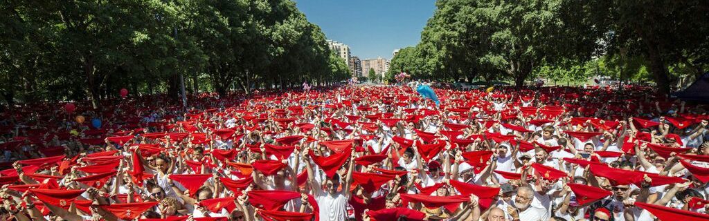 Pañuelos en alto durante el lanzamiento del Chupinazo.